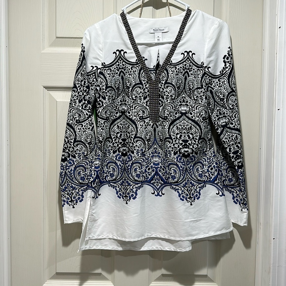 White House black market WHBM women’s 00 beaded neck scroll design blouse‎